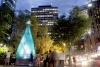 ‘Reciclan’ la Navidad. En Sydney se muestra un Árbol de Navidad de ocho metros el cual fue creado utilizando 18 mil botellas de plástico recicladas.