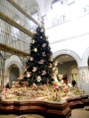 Tradición. El Museo Metropolitano de Nueva York inauguró su famoso árbol navideño decorado con más de 200 ángeles y otras figuras.