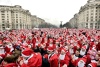 Miles de personas disfrazadas de Papa Noel se reúnen frente al edificio del Parlamento en Bucarest, Rumanía, para batir un récord Guinness. Exactamente 3,939 hicieron posible establecer un nuevo récord del 'mayor número de personas vestidas de Santa Claus.