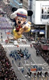 Las principales figuras de este año fueron el ratoncito Mickey vestido de Marinero, Bob Esponja, Spiderman, la rana reportera del programa infantil 'Sesame Street' y un Pikachu de 16 metros y medio, cuyas mejillas emitirán un brillo rosado.
