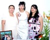 26112009 La novia en compañía de su mamá, Sra. Esperanza Andrade y su futura suegra, Sra. María del Refugio López Cortés.