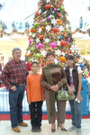 28112009 Antonio Vázquez, Yanko Vázquez, Tere Marín e Ingrid Vázquez acudieron a admirar el encendido navideño de un mall de la localidad.