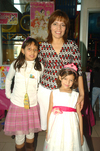 30112009 Diana Maribel Garza Saucedo cumplió siete años y fue festejada como princesa por su hermana Angélica María y su mamá Norma Guadalupe Saucedo Pacheco.