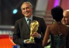 El presidente de la Federación italiana de Futbol, Giancarlo Abete, sujeta la copa del Mundial 2010 durante la ceremonia del sorteo de grupos de la fase final del Mundial de Futbol de Sudáfrica 2010.