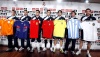 Los jugadores del Real Madrid, Rafael Van der Vaart, Karim Benzema, Iker Casillas, Cristiano Ronaldo, Ricardo Izecson Dos Santos 'Kaká', Gonzalo Gerardo Higuaín y Christoph Metzelder, de izda a dcha, posan con las camisetas de sus selecciones, Holanda, Francia, España, Portugal, Brasil, Argentina y Alemania, respectivamente, con motivo del sorteo de los grupos del Mundial de Sudáfrica que hoy se ha celebrado en Ciudad del Cabo (Sudáfrica), antes de la rueda de prensa que han ofrecido en Madrid.