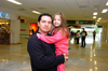 01122009 En espera. Daniel Solís y su hija Danaé Solís en espera de un familiar en el aeropuerto.