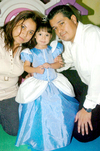 06122009 Nidia Elena Núñez acompañada en su piñata de tres años de edad de sus padrinos, Patricia Núñez y Juan Gerardo Natera.