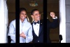 El presidente estadounidense, Barack Obama y su esposa, Michelle, saludan desde un balcón del Grand Hotel en Oslo (Noruega).