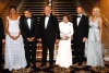 El presidente estadounidense, Barack Obama, y su esposa, Michelle, posan con, el rey Harald de Noruega, la reina Sonja, el príncipe heredero Haakon y su esposa, la princesa Mette Marit, antes de la cena de gala.