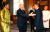 El presidente estadounidense, Barack Obama, firma en el Libro de Invitados en el Instituto Nobel en Oslo.