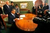 El presidente estadounidense, Barack Obama, firma en el Libro de Invitados en el Instituto Nobel en Oslo.