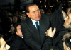 Según testigos citados por la televisora SkyTg24, en un primer momento Berlusconi estuvo a punto de desmayarse, y con el labio sangrante fue introducido a un automóvil por sus guardaespaldas, desde el cual, con la cara sangrante, se despidió de sus seguidores.