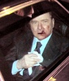 Según testigos citados por la televisora SkyTg24, en un primer momento Berlusconi estuvo a punto de desmayarse, y con el labio sangrante fue introducido a un automóvil por sus guardaespaldas, desde el cual, con la cara sangrante, se despidió de sus seguidores.