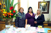 10122009 La feliz novia junto a su mamá, Sra. Ana María Soto de Sánchez y su futura suegra, Sra. Josefina Navejas de Borrego.