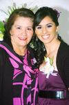 11122009 La guapa novia en compañía de la organizadora de su fiesta prenupcial, su mamá, Sra. Helia Carmen Reyes de González.