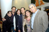 17122009 Alejandra Gallegos de González rodeada de un grupo de amistades el día de su fiesta de canastilla.