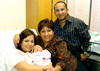 20122009 La recién nacida en compañía de sus papás, Sres. Baldemar González Herrera y Paulina Sugey Talamantez de González; así como su abuela paterna, Sra. María Carolina Herrera de Ávila.