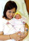 20122009 La recién nacida en compañía de sus papás, Sres. Baldemar González Herrera y Paulina Sugey Talamantez de González; así como su abuela paterna, Sra. María Carolina Herrera de Ávila.