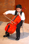 20122009 Un pequeño estudiante al momento de tocar el cello.