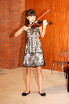 20122009 Un pequeño estudiante al momento de tocar el cello.