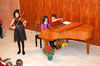 20122009 Momento en que uno de los alumnos con su violín seguía las indicaciones de su maestro.