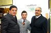24122009 Carlos Alberto Gómez, hijo del homenajeado (al centro) acompañado de Jorge Caballero y Yamil Darwich.
