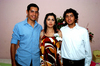 24122009 Laura Rocío Leal Hernández acompañada por sus hermanos Daniel y Ricardo, el día de su despedida de soltera.