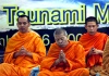 Monjes budistas en túnicas color azafrán cantaron sus plegarias, mientras algunos asistentes se abrazaban entre lágrimas.