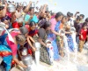 Pobladores de la localidad de Chennai en India derramaron leche a las orillas del mar como homenaje a las victimas del tsunami.