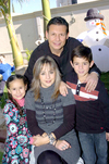 28122009 Carlos Arenal Moreno y Laura Sada de Arenal en compañía de sus hijos Mariana y Diego.