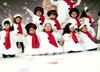 29122009 De rojo y súper animosos los niños interpretaron sus canciones.