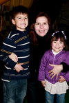 28122009 Carmen Pérez de Hernández con sus hijitos Ricky y Valentina.