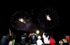 La organización de los festejos de Sidney lanzó 25 mil cometas durante la noche, en medio de miles de personas vestidas de color azul en apoyo al lema de 2010: 'Levantemos el espíritu'.