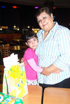 31122009 Andrea Segura el día de su fiesta de siete años de edad en compañía de su abuelita.