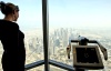 Dubai inauguró el edificio más alto del mundo, con la esperanza de alejar la atención internacional de la profunda crisis financiera del emirato del Golfo Pérsico y reencender el optimismo que alimentó su crecimiento turbocargado.