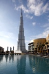El gobernante de Dubai inauguró la torre, de acero y vidrio en una ceremonia en la que también se celebró su cuarto año desde su ascenso al poder.