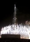 El gobernante hereditario del emirato de Dubai develó una placa ubicada en la base del rascacielos, dando comienzo a los festejos que incluyeron danzas tradicionales del Golfo Pérsico.