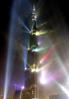 Miles de habitantes y turistas atestaron los alrededores de la torre de 800 metros de alto y que tiene 164 pisos.