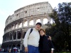 Leonardo Rocha y su esposa Genoveva de Rocha en un viaje de placer por Roma, Italia, realizado en esta Navidad 2009. Atrás se encuentra el Coliseo Romano.