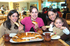 07012010 A comer rosca. Pilar Miñarro, Marina González, Lili Serna y la niña Regina Almendares.