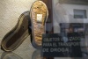 Fotografía de un par de zapatos con doble suela en cuyo interior se encontró marihuana.
