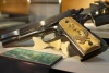 Detalle de una pistola calibre 0.38 con cachas doradas que perteneció al narcotraficante Joaquín Guzmán Loera, líder del cártel de Sinaloa.