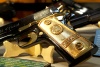 Detalle de una pistola calibre 0.38 Súper con cachas doradas y el símbolo de Versace que perteneció al narcotraficante Héctor Manuel Sauceda Gamboa, operador del cártel de 'Cárdenas Guillen'.