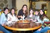 09012010 A partir la rosca. Daniela Becerra, Daniela Chincoya, Marifer Chincoya, Tanya Villarreal, Karen Arreola y Sofía Velasco.