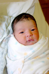 13012010 Bien despierto se ve Juan Aurelio, pesó al nacer 3.620 kilogramos.