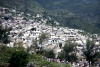 A tres días del terremoto que devasto Haití un olor penetrante y pegajoso recorre las calles de Puerto Príncipe, ciudad que vive un silencio sepulcral bajo los escombros.