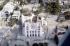 Cientos de edificios se desplomaron o resultaron dañados por las ondas sísmicas, algunos tan significativos como el Palacio Nacional, sede de la Presidencia, la catedral de Puerto Príncipe, o el Hotel Christopher, sede de las Naciones Unidas.