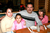 15012010 Sergio y Lily de Echávez con sus hijas Briana y Elizabeth.