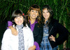 17012010 La feliz cumpleañera en compañía de sus hijas, Tania y Kenya Rodríguez Llanas.