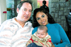 24012010 Michael, Nadia y el bebé Nicolás Schuler.